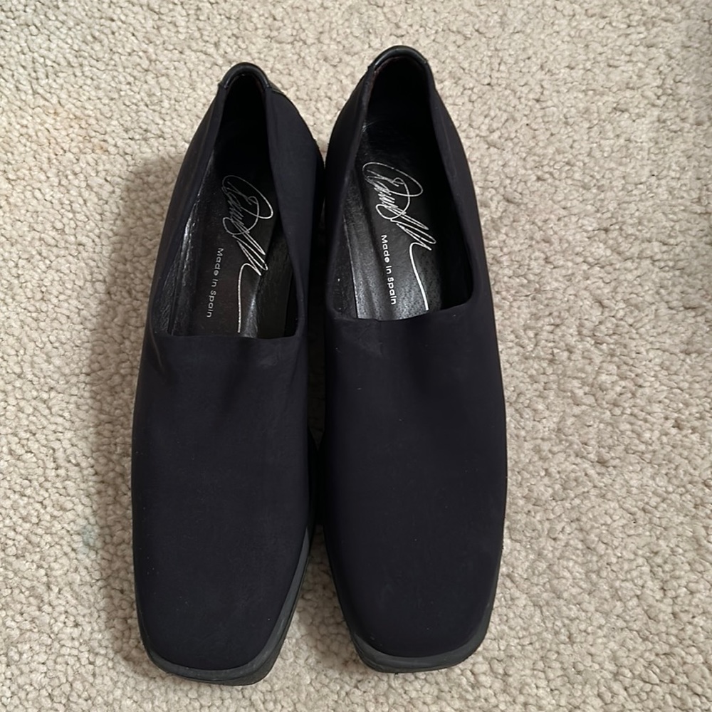 Donald J Pliner black shoes 7.5. Excellent condition